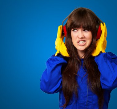 genç bir kadın işçi portresi