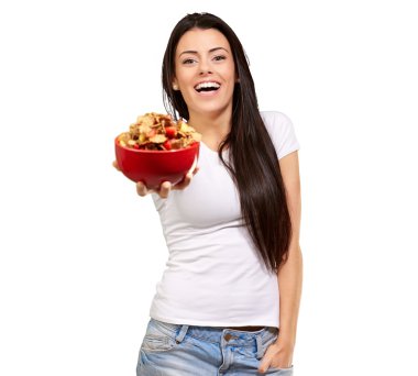 genç kız gösteren Mısır gevreği