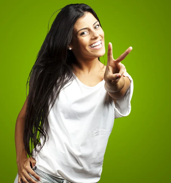 Mutlu genç kadın zafer işareti gösteriliyor — Stok fotoğraf