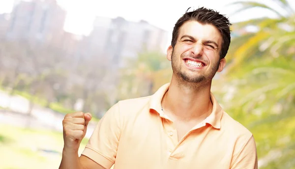 Portret van opgewonden jonge man — Stockfoto