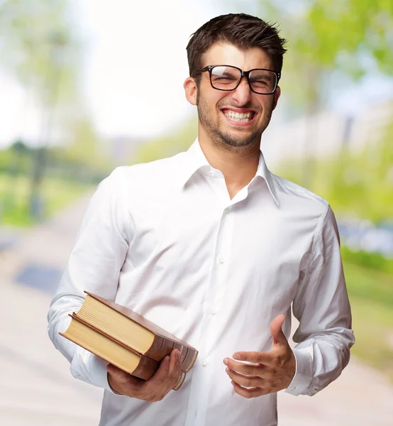 Retrato de un estudiante sosteniendo libro —  Fotos de Stock