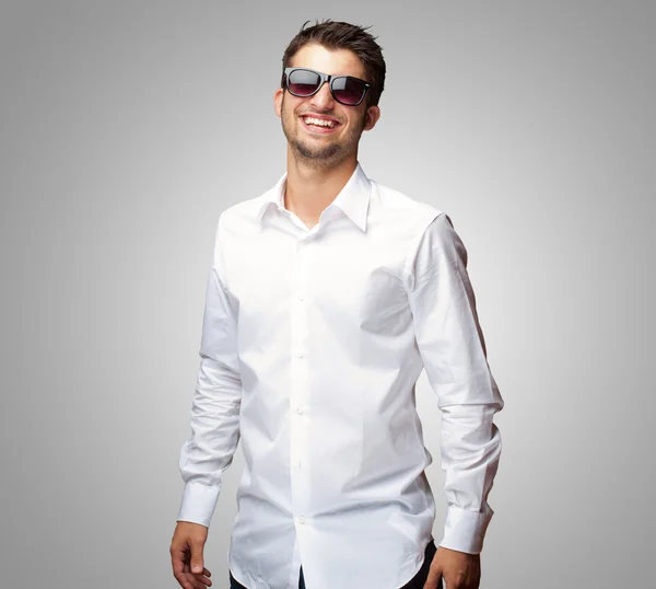 Joven feliz con gafas — Foto de Stock