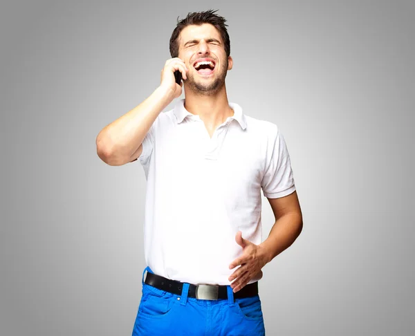Retrato de un hombre hablando en el teléfono celular — Foto de Stock