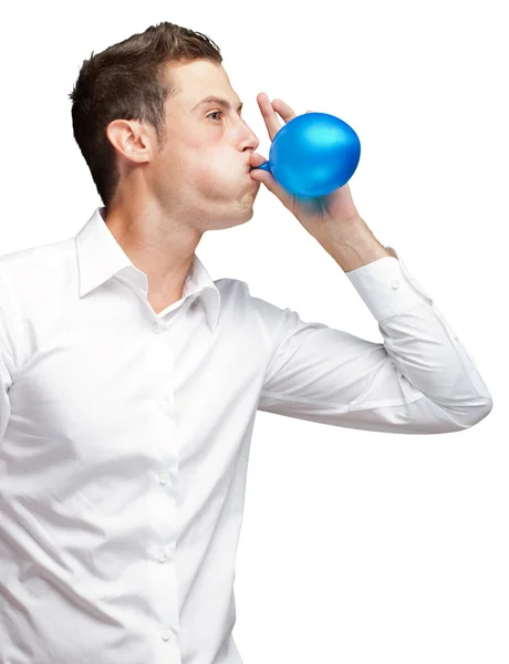 Retrato do jovem soprando um balão — Fotografia de Stock