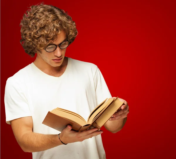 Portret van een man die lezen van een boek — Stockfoto