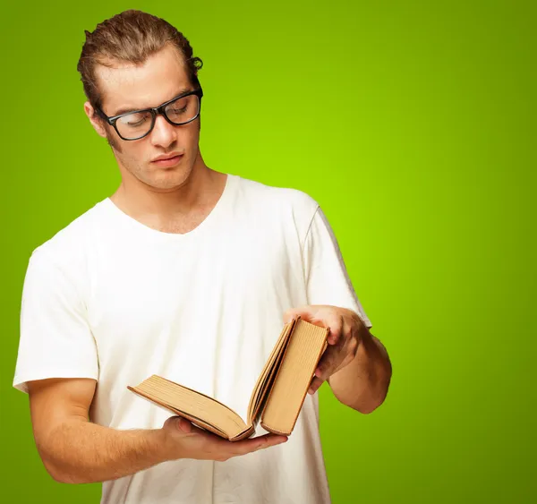 Uomo guardando libro — Foto Stock