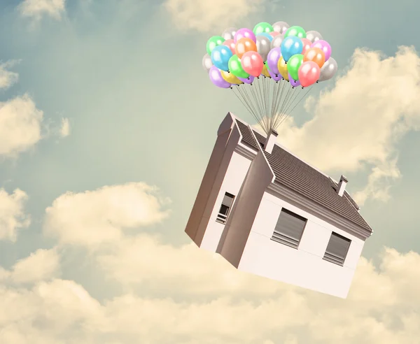家と空にバルーン — ストック写真