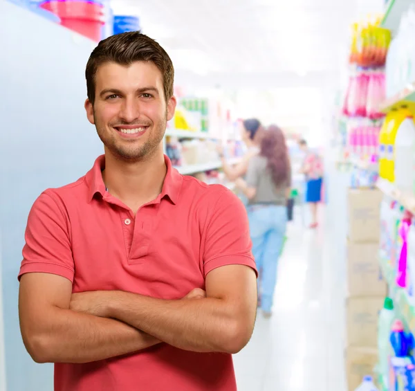 Šťastný muž v supermarketu — Stock fotografie