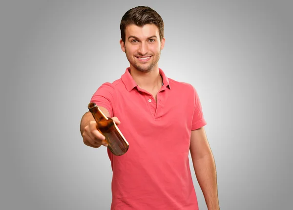 Jonge man met een biertje — Stockfoto