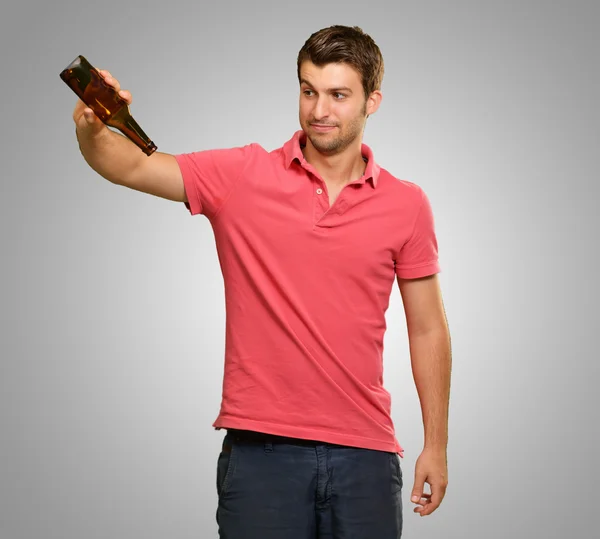 Portret młodzieńca przytrzymanie puste butelki — Zdjęcie stockowe