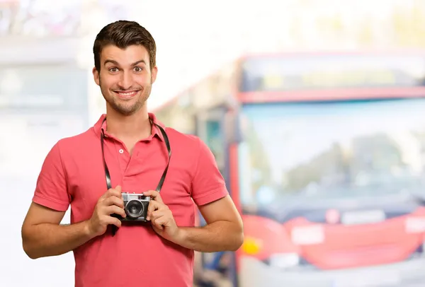 Retrato de um homem segurando câmera — Fotografia de Stock