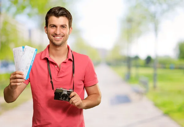 Retrato del hombre que sostiene la cámara y la tarjeta de embarque —  Fotos de Stock