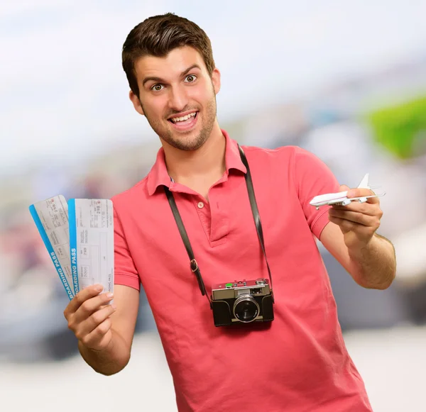 Homme titulaire d'une carte d'embarquement et avion — Photo