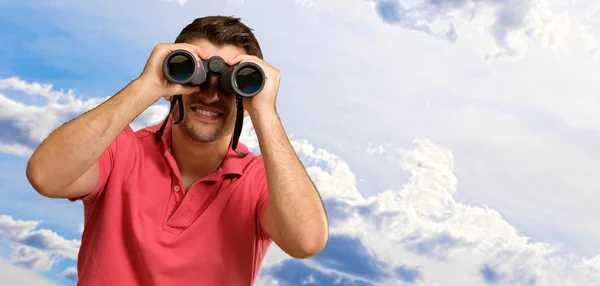 Man op zoek via verrekijker — Stockfoto