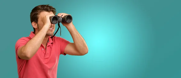 Homme décontracté regardant dans binoculaire — Photo