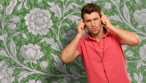 Emocionado hombre escuchando música — Foto de Stock