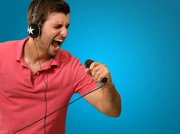 Man holding microphone — Stock Photo, Image