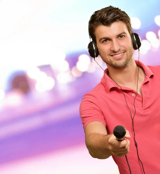 Retrato de homem segurando microfone e disco — Fotografia de Stock