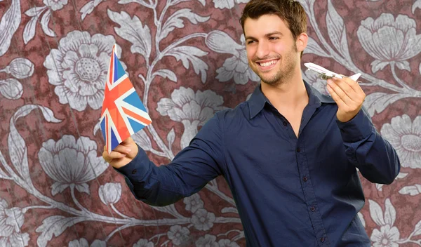 ミニチュア エアクラフトと英国の旗を保持している男 — ストック写真