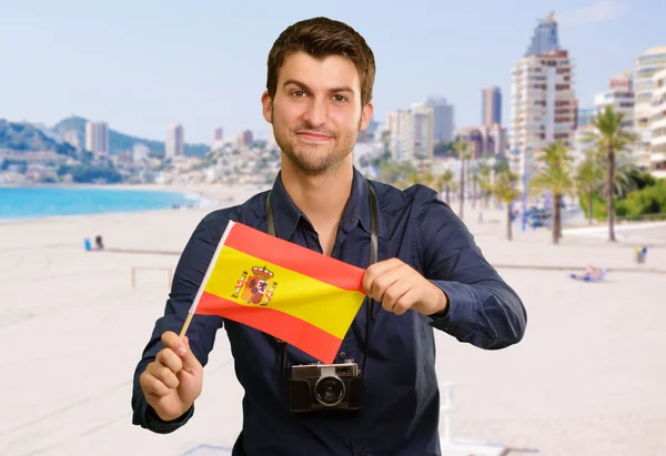 Retrato de um jovem segurando uma bandeira — Fotografia de Stock