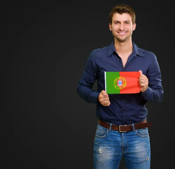 En ung man som håller en portugal flagga — Stockfoto