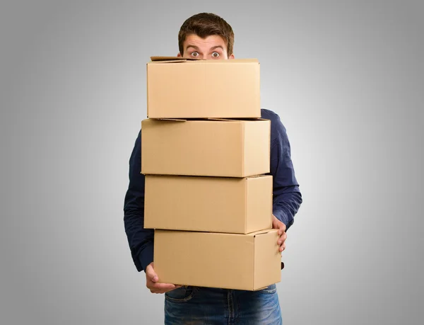 Άνθρωπος που κρατά τα κουτιά από χαρτόνι — Φωτογραφία Αρχείου
