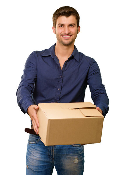 Молодой человек держит картонную коробку
