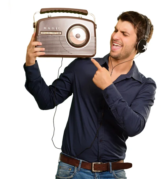 Mladý muž poslouchá vintage rádia — Stock fotografie