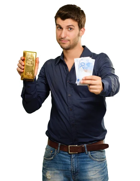 Νέος άνθρωπος που κρατά το νόμισμα και χρυσό μπαρ — Φωτογραφία Αρχείου