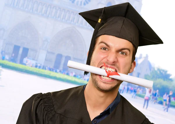 Homem com certificado de graduação na boca — Fotografia de Stock