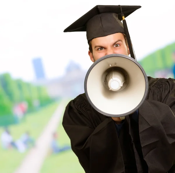 Hombre graduado sosteniendo megáfono — Foto de Stock