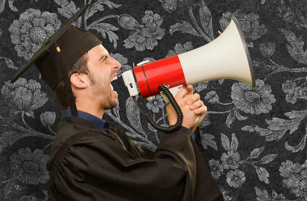 Graduado hombre gritando con megáfono — Foto de Stock