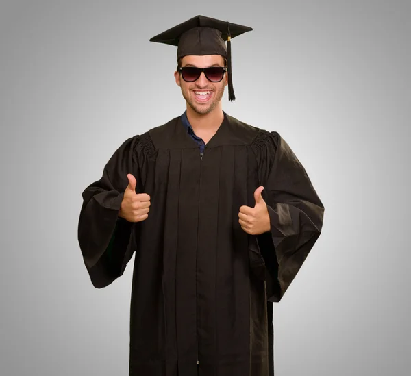 Graduate Man com polegares para cima — Fotografia de Stock