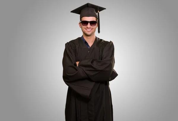 Diplômé homme avec les mains pliées — Photo