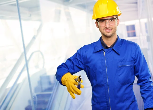 Engenheiro segurando cortador — Fotografia de Stock