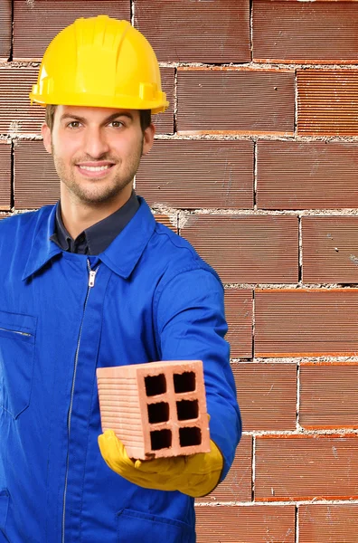 Inženýr drží cihla — Stock fotografie