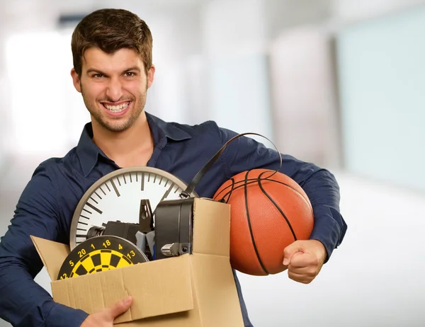 Muž hospodářství box a basketbal — Stock fotografie