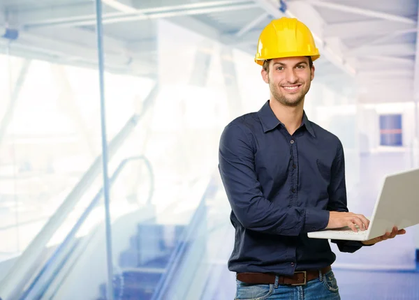 Técnico que sostiene el ordenador portátil — Foto de Stock