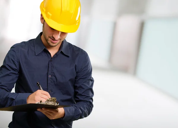 Técnico usando área de transferência — Fotografia de Stock