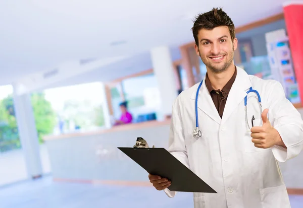 Retrato de jovem médico sorrir — Fotografia de Stock