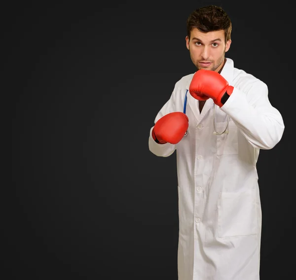 Doctor usando guantes de boxeo —  Fotos de Stock