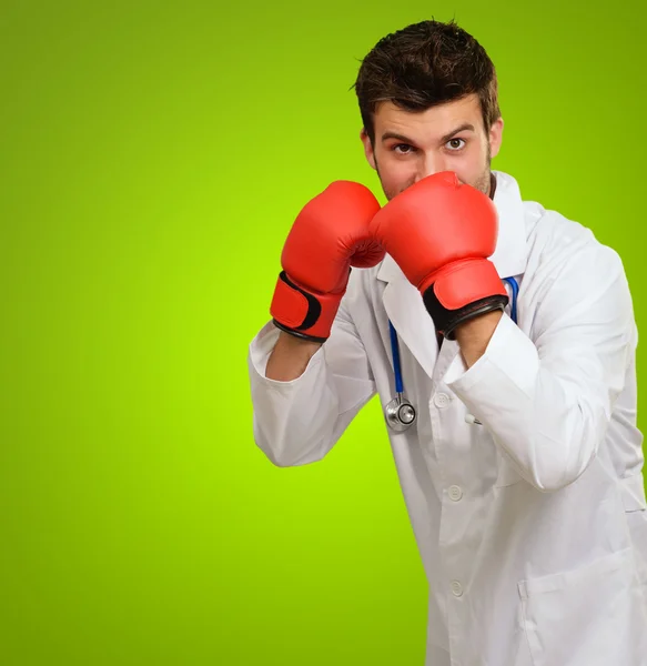 Doutor vestindo luvas de boxe — Fotografia de Stock