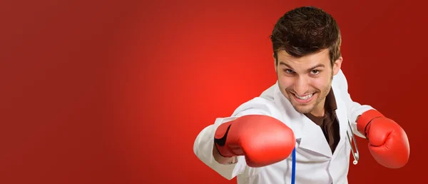 Doctor usando guantes de boxeo —  Fotos de Stock