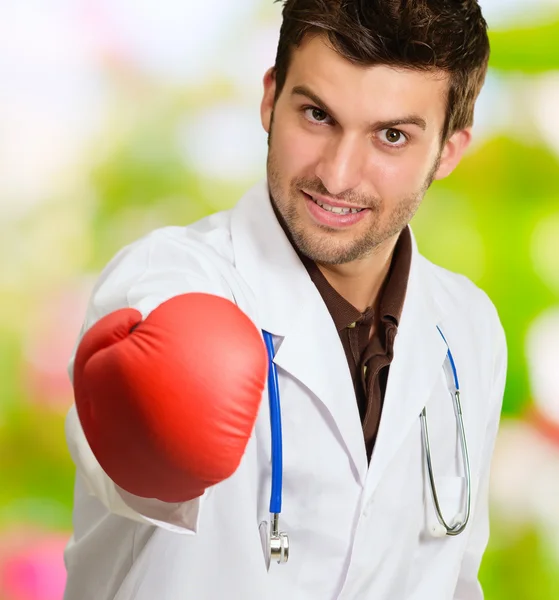 Portret van een jonge dokter dragen een bokshandschoen voor beginners — Stockfoto