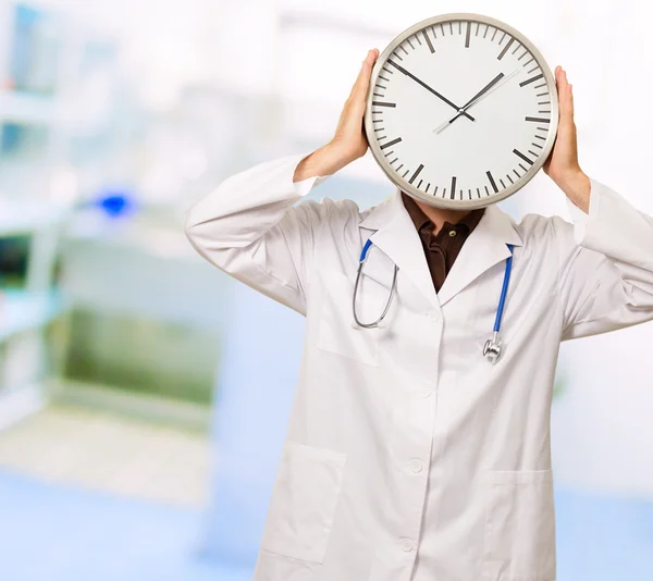 Retrato de um médico escondendo seu rosto — Fotografia de Stock