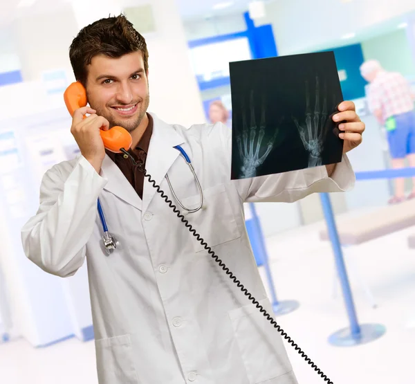 Portrait d'un docteur tenant un téléphone et une radio — Photo