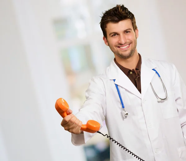 Feliz Doctor sosteniendo un teléfono — Foto de Stock