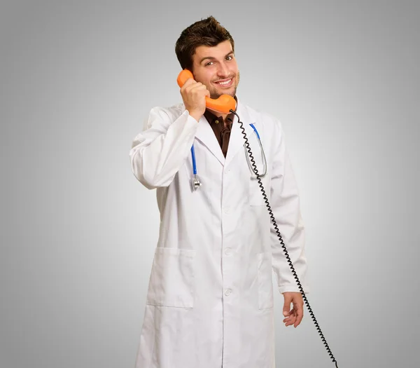 Mutlu doktor elinde bir telefon — Stok fotoğraf
