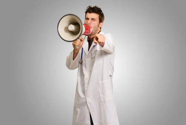 Retrato de um jovem médico segurando Megafone — Fotografia de Stock