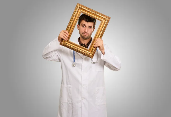Porträtt av en läkare som innehar en ram — Stockfoto